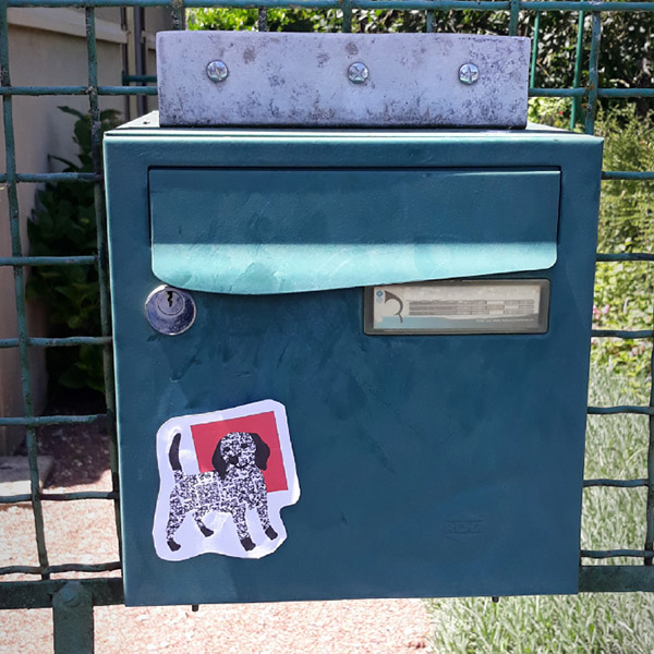 Simulation d'une boite aux lettres avec un stickers du projet Voisilien