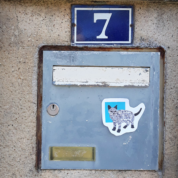 Simulation d'une boite aux lettres avec un stickers du projet Voisilien