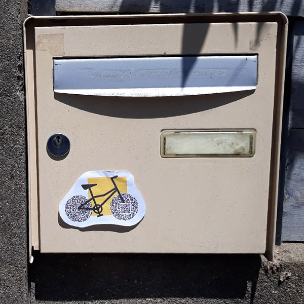 Simulation d'une boite aux lettres avec un stickers du projet Voisilien